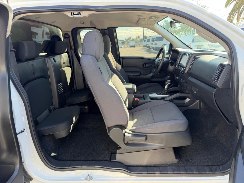 Nissan Frontier Vehicle Full-screen Gallery Image 20