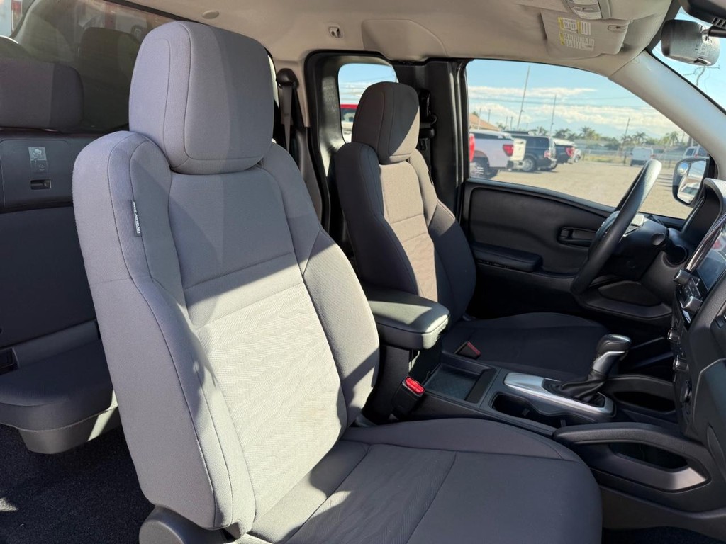 Nissan Frontier Vehicle Full-screen Gallery Image 21