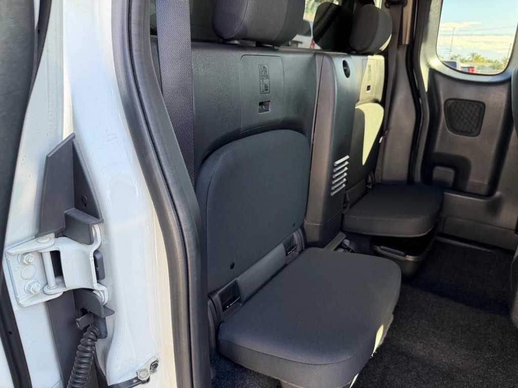 Nissan Frontier Vehicle Full-screen Gallery Image 22