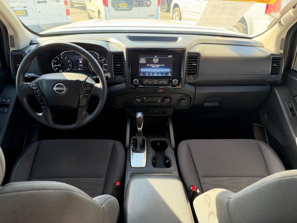 Nissan Frontier Vehicle Full-screen Gallery Image 23