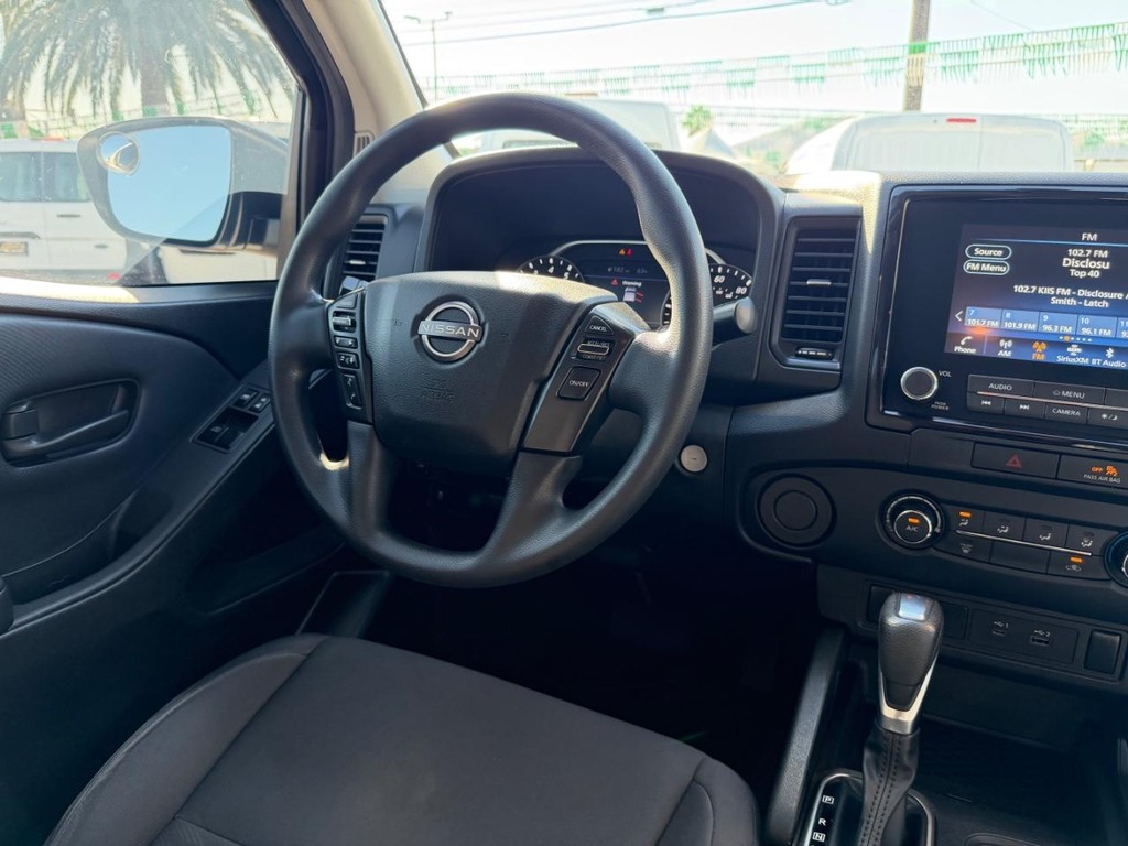 Nissan Frontier Vehicle Full-screen Gallery Image 24