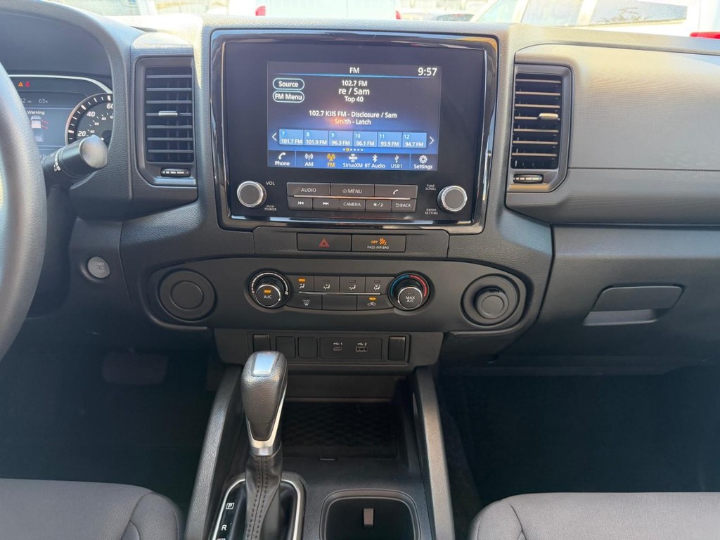 Nissan Frontier Vehicle Full-screen Gallery Image 25