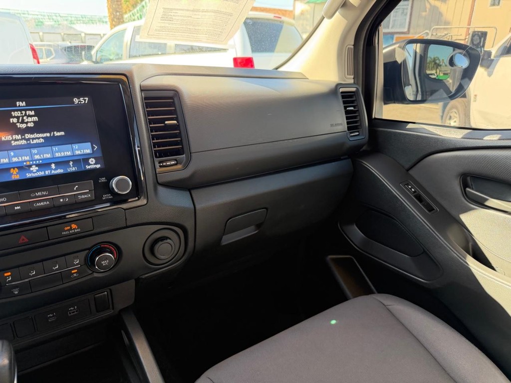 Nissan Frontier Vehicle Full-screen Gallery Image 26