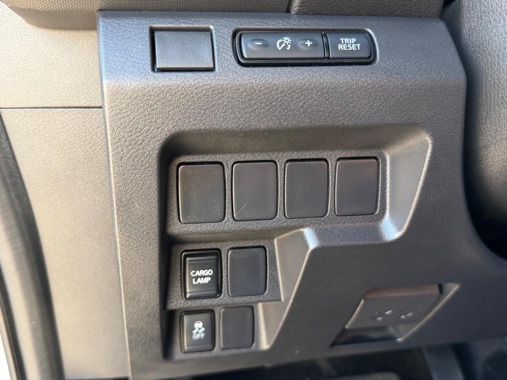 Nissan Frontier Vehicle Full-screen Gallery Image 30