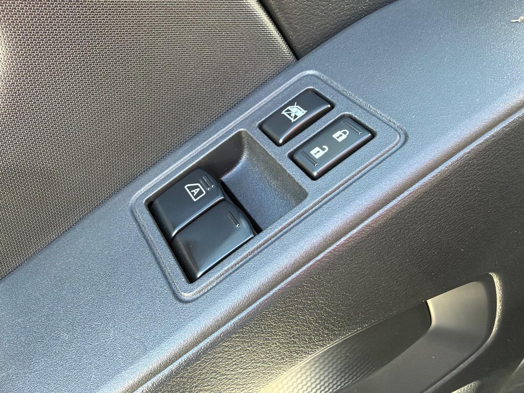 Nissan Frontier Vehicle Full-screen Gallery Image 32