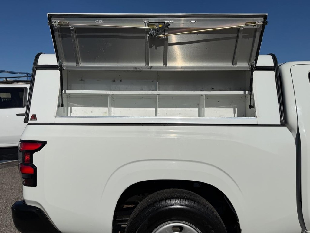 Nissan Frontier Vehicle Full-screen Gallery Image 36