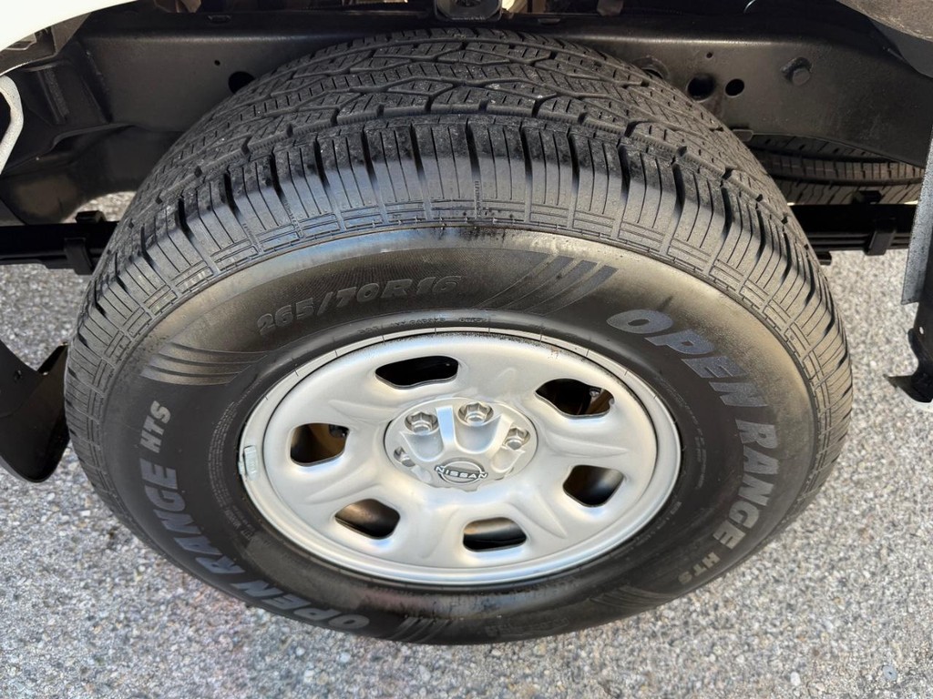 Nissan Frontier Vehicle Full-screen Gallery Image 41