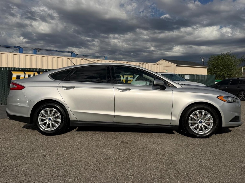 Ford Fusion Vehicle Full-screen Gallery Image 05