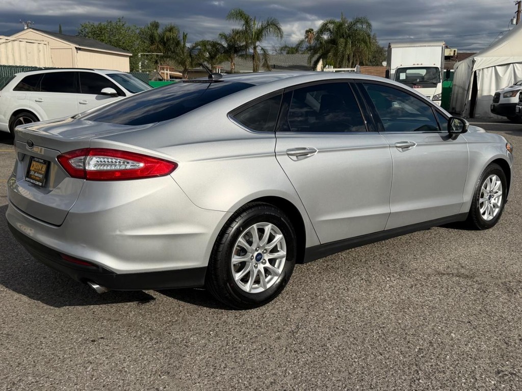 Ford Fusion Vehicle Full-screen Gallery Image 06