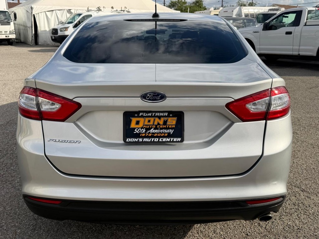 Ford Fusion Vehicle Full-screen Gallery Image 08