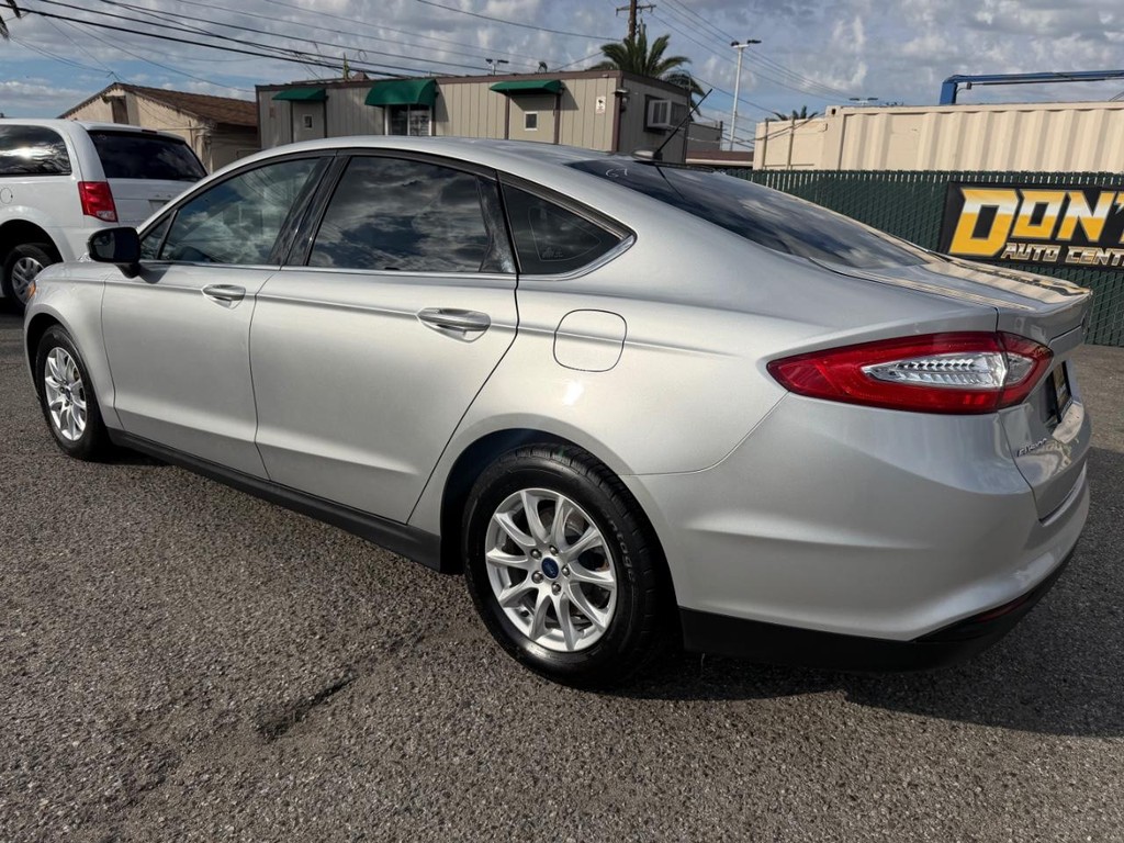 Ford Fusion Vehicle Full-screen Gallery Image 09