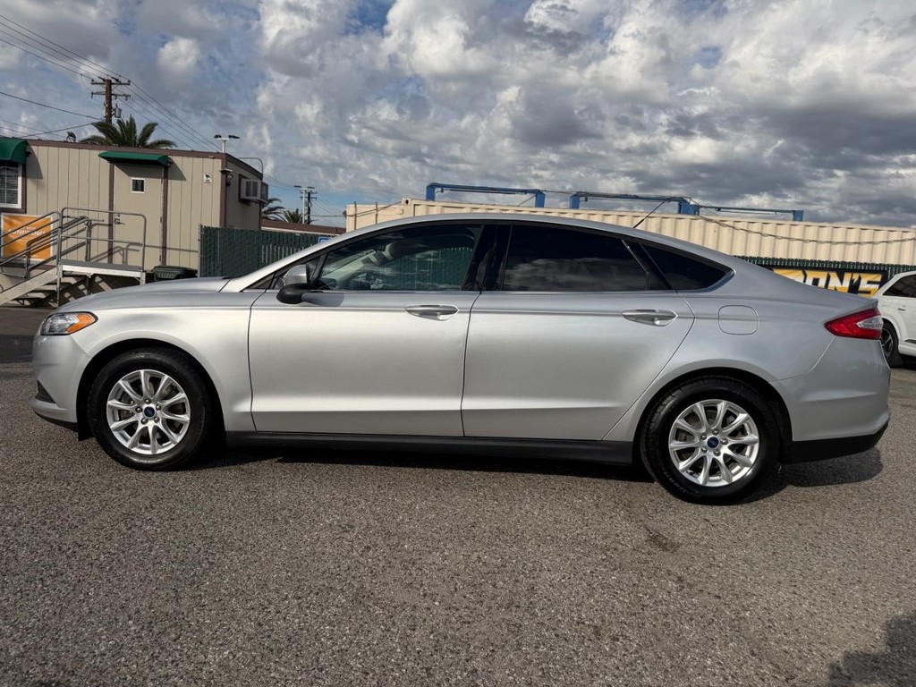 Ford Fusion Vehicle Full-screen Gallery Image 11