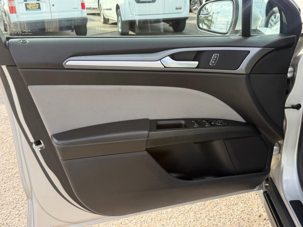 Ford Fusion Vehicle Full-screen Gallery Image 15