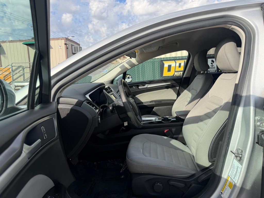 Ford Fusion Vehicle Full-screen Gallery Image 16