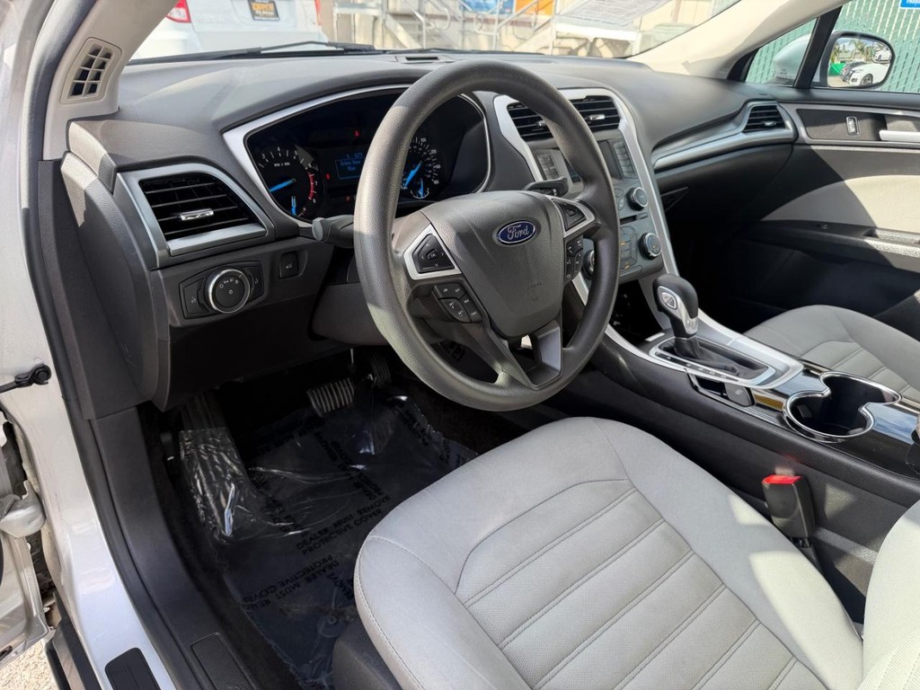 Ford Fusion Vehicle Full-screen Gallery Image 17