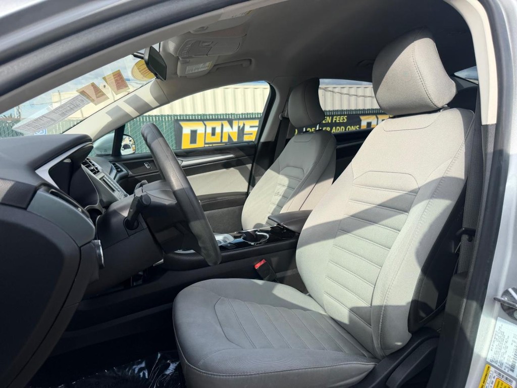 Ford Fusion Vehicle Full-screen Gallery Image 18