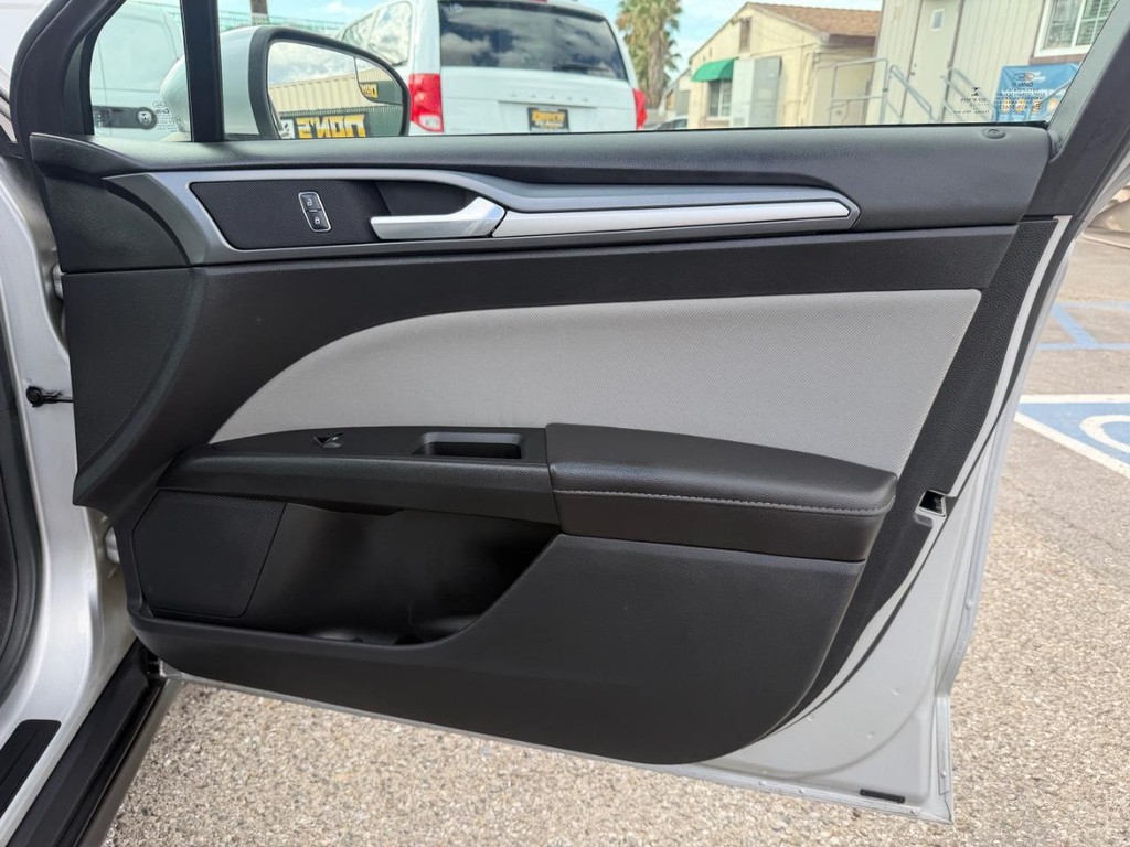Ford Fusion Vehicle Full-screen Gallery Image 19