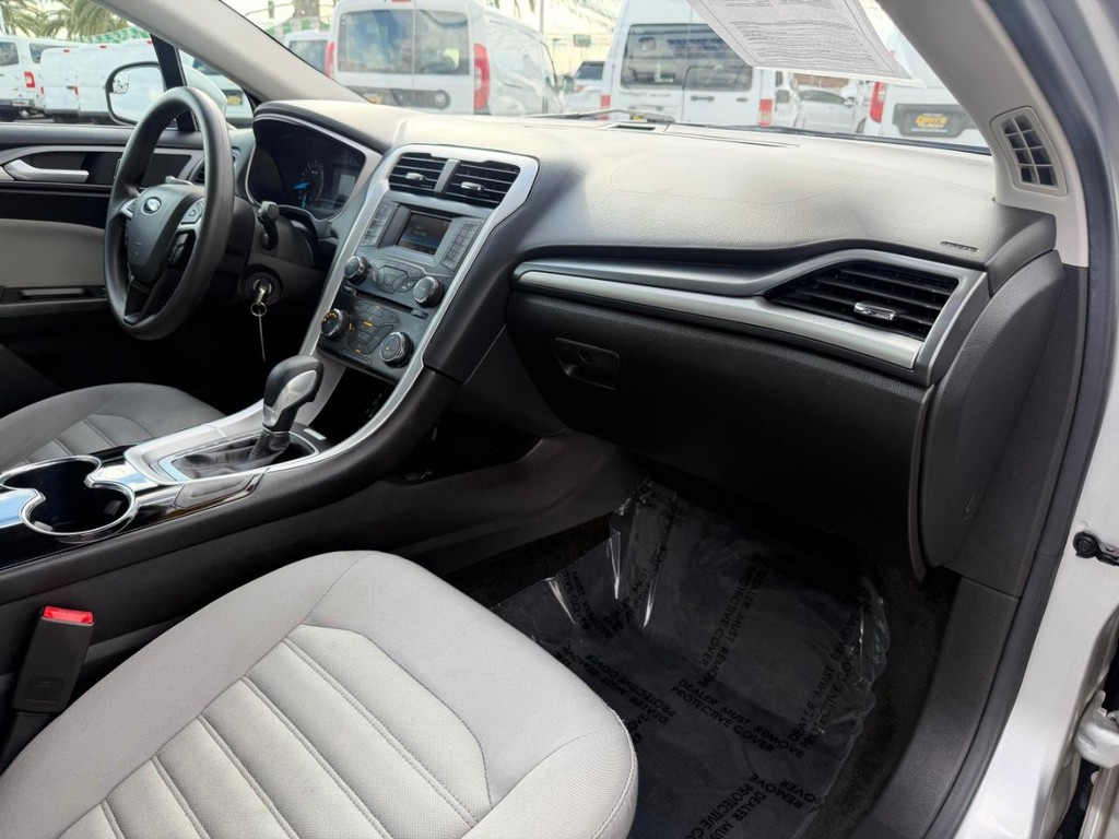 Ford Fusion Vehicle Full-screen Gallery Image 20