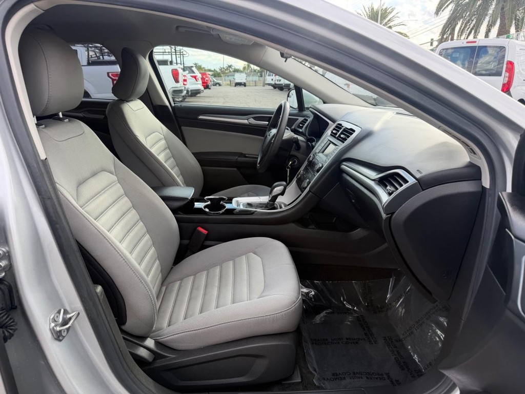 Ford Fusion Vehicle Full-screen Gallery Image 21