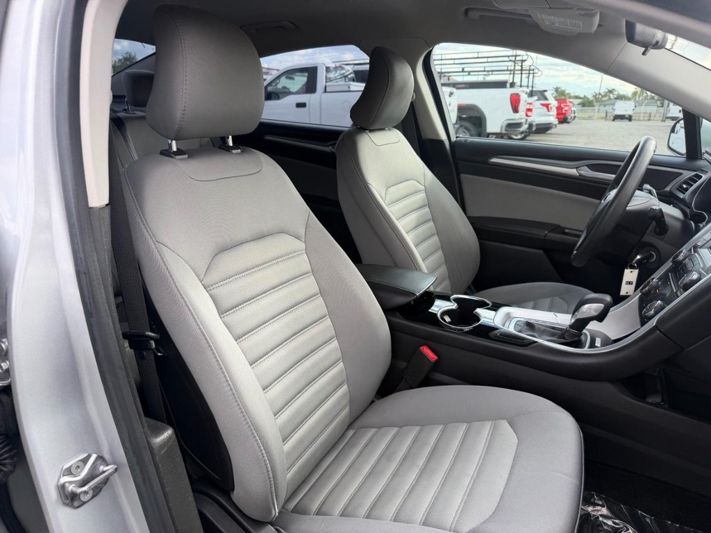Ford Fusion Vehicle Full-screen Gallery Image 22