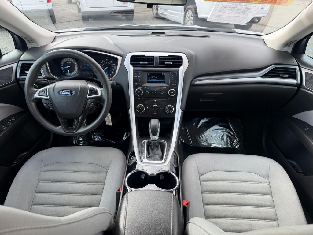 Ford Fusion Vehicle Full-screen Gallery Image 23