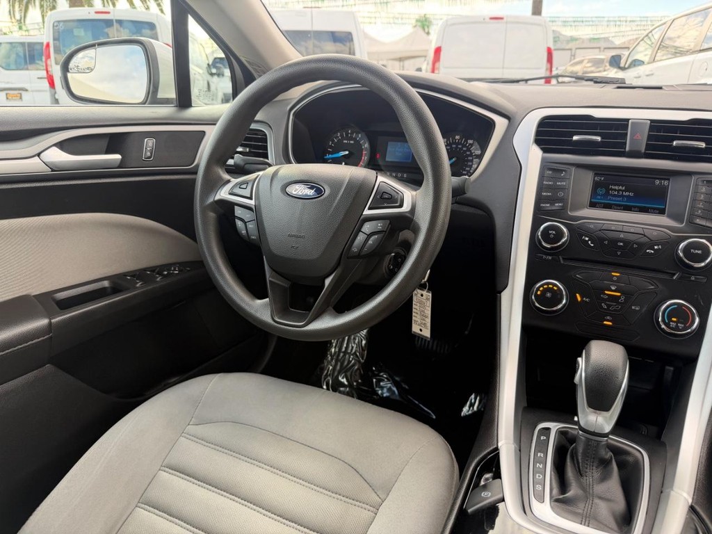 Ford Fusion Vehicle Full-screen Gallery Image 24