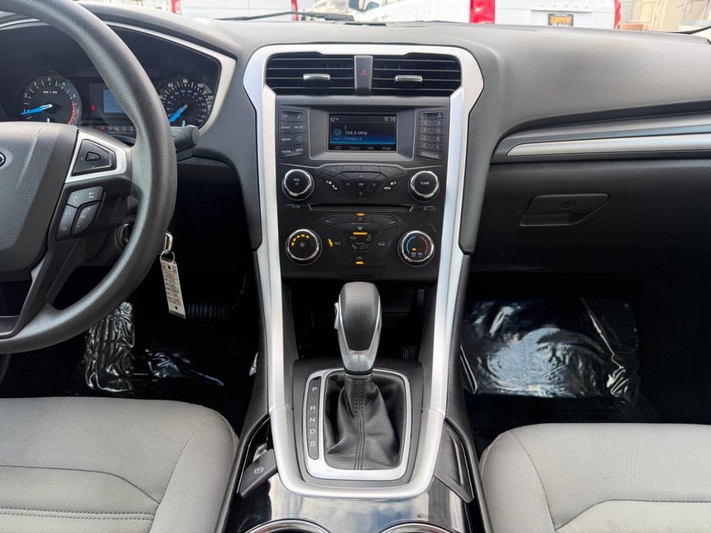 Ford Fusion Vehicle Full-screen Gallery Image 25