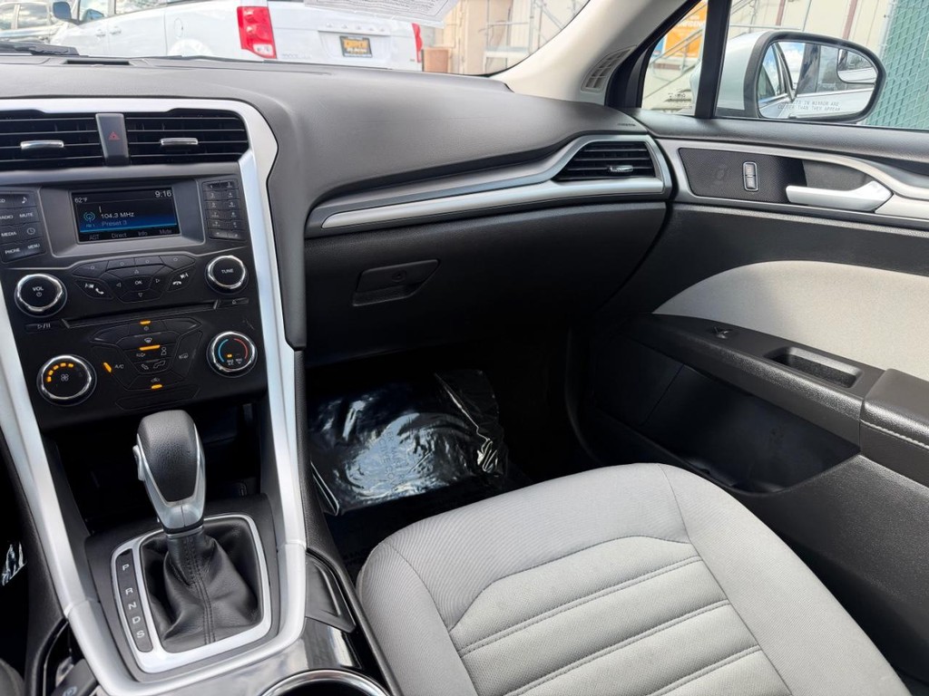 Ford Fusion Vehicle Full-screen Gallery Image 26