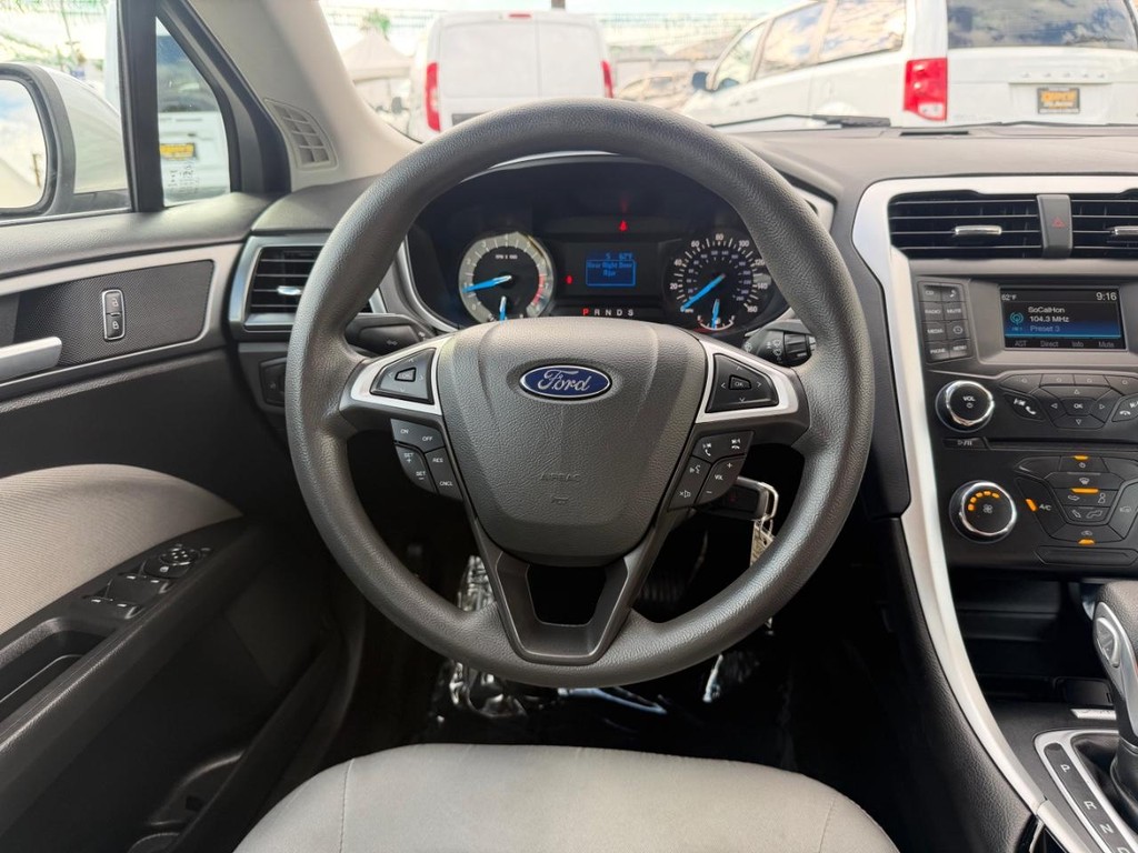Ford Fusion Vehicle Full-screen Gallery Image 27
