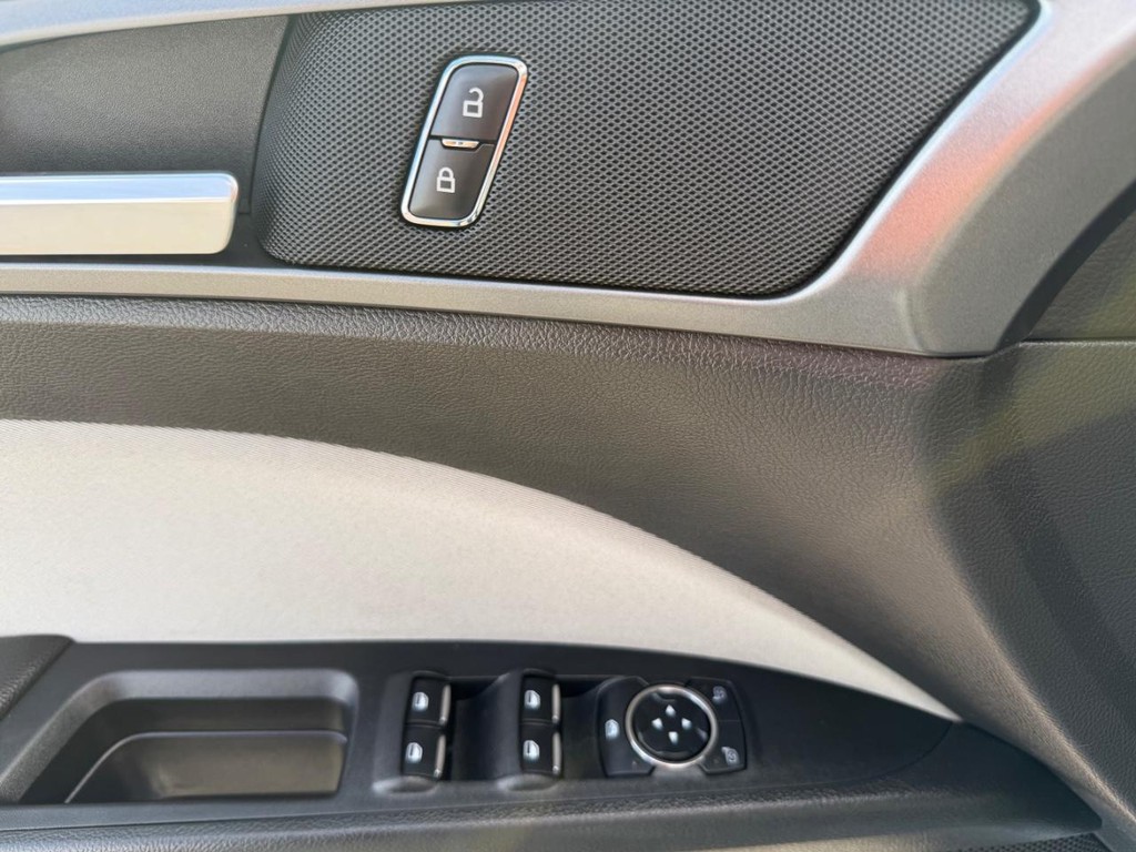 Ford Fusion Vehicle Full-screen Gallery Image 31