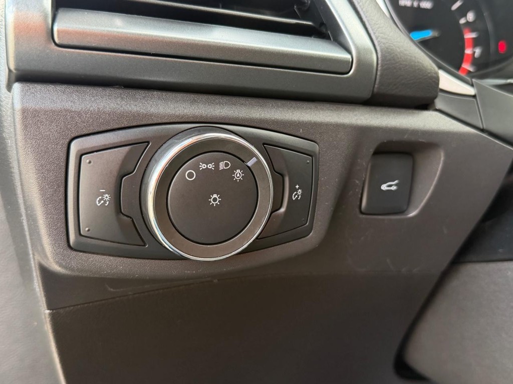 Ford Fusion Vehicle Full-screen Gallery Image 32
