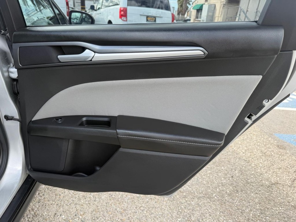 Ford Fusion Vehicle Full-screen Gallery Image 33