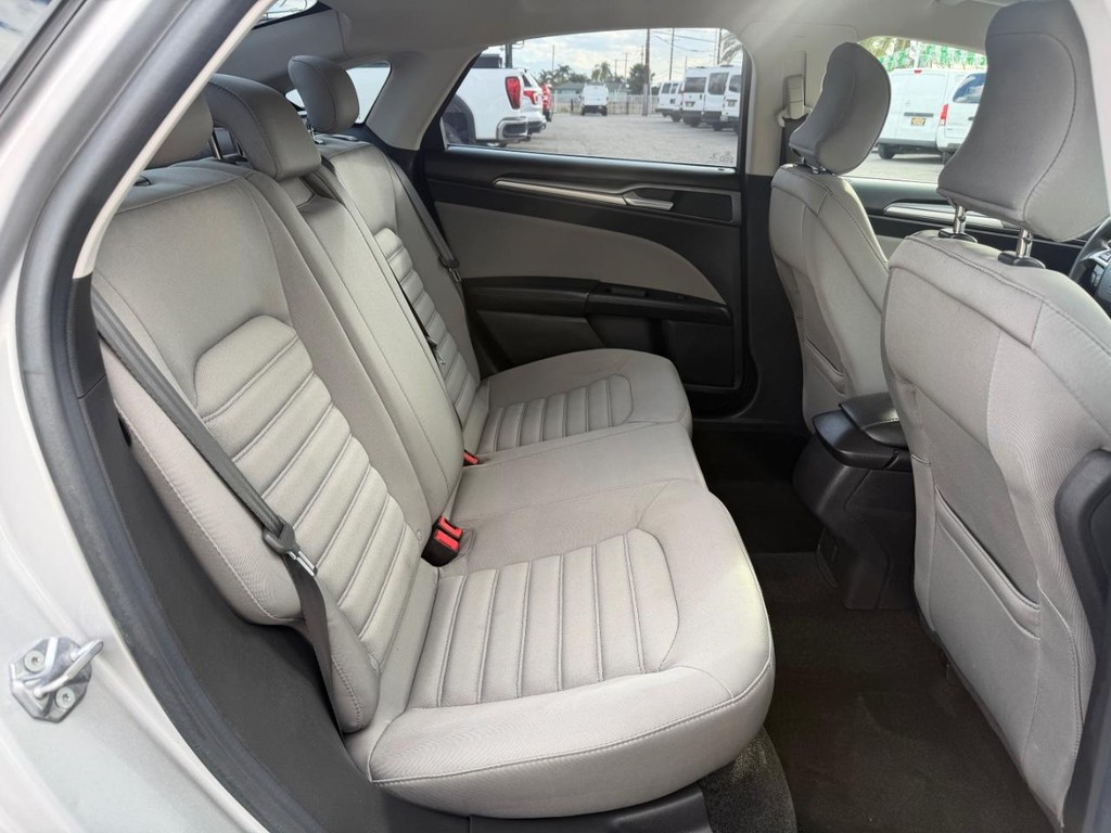 Ford Fusion Vehicle Full-screen Gallery Image 34