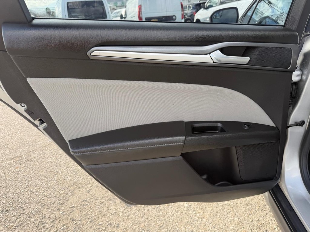 Ford Fusion Vehicle Full-screen Gallery Image 35