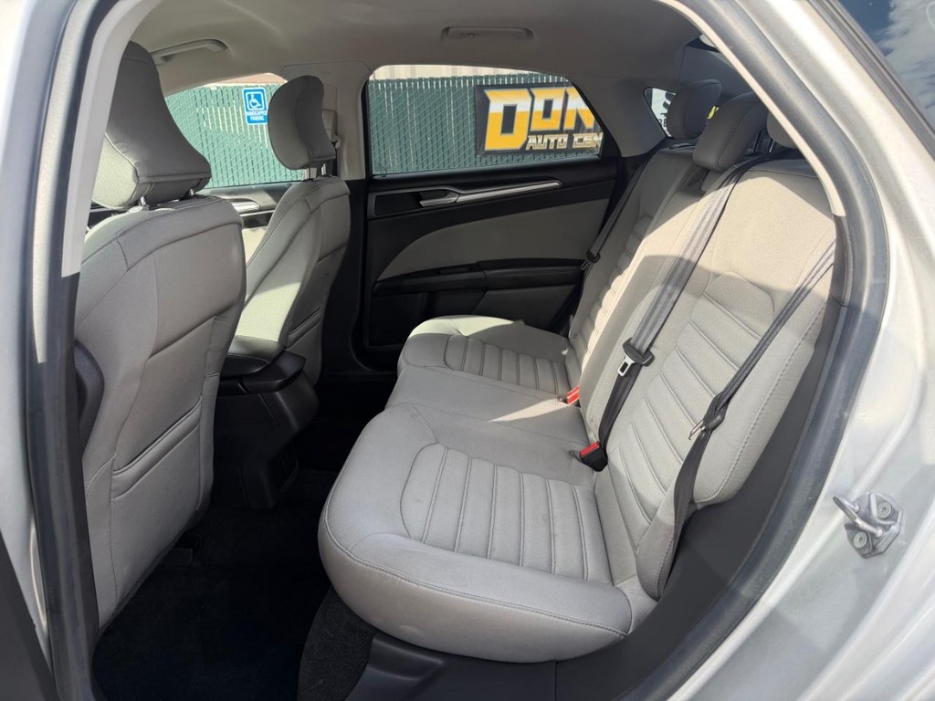 Ford Fusion Vehicle Full-screen Gallery Image 36