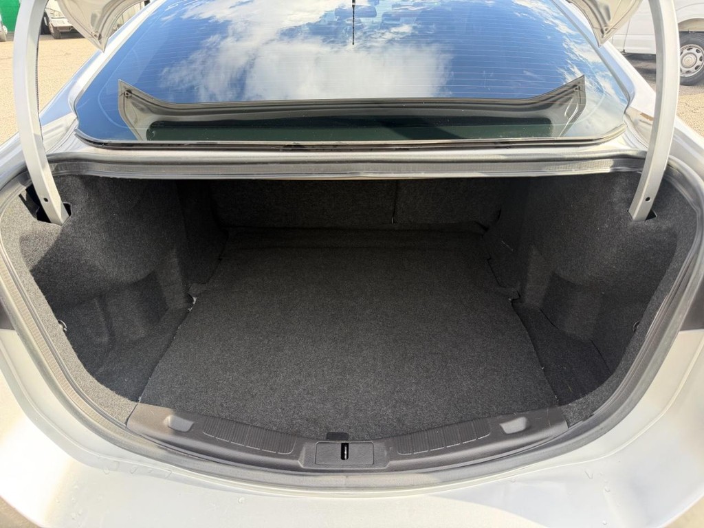 Ford Fusion Vehicle Full-screen Gallery Image 38