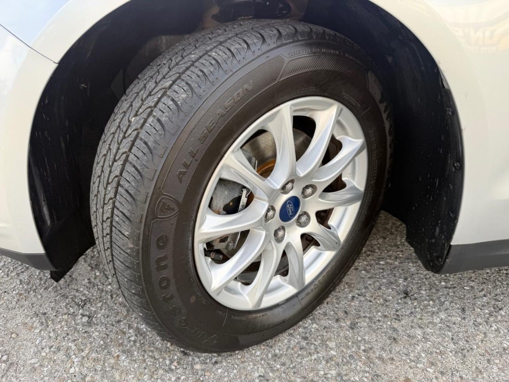 Ford Fusion Vehicle Full-screen Gallery Image 39
