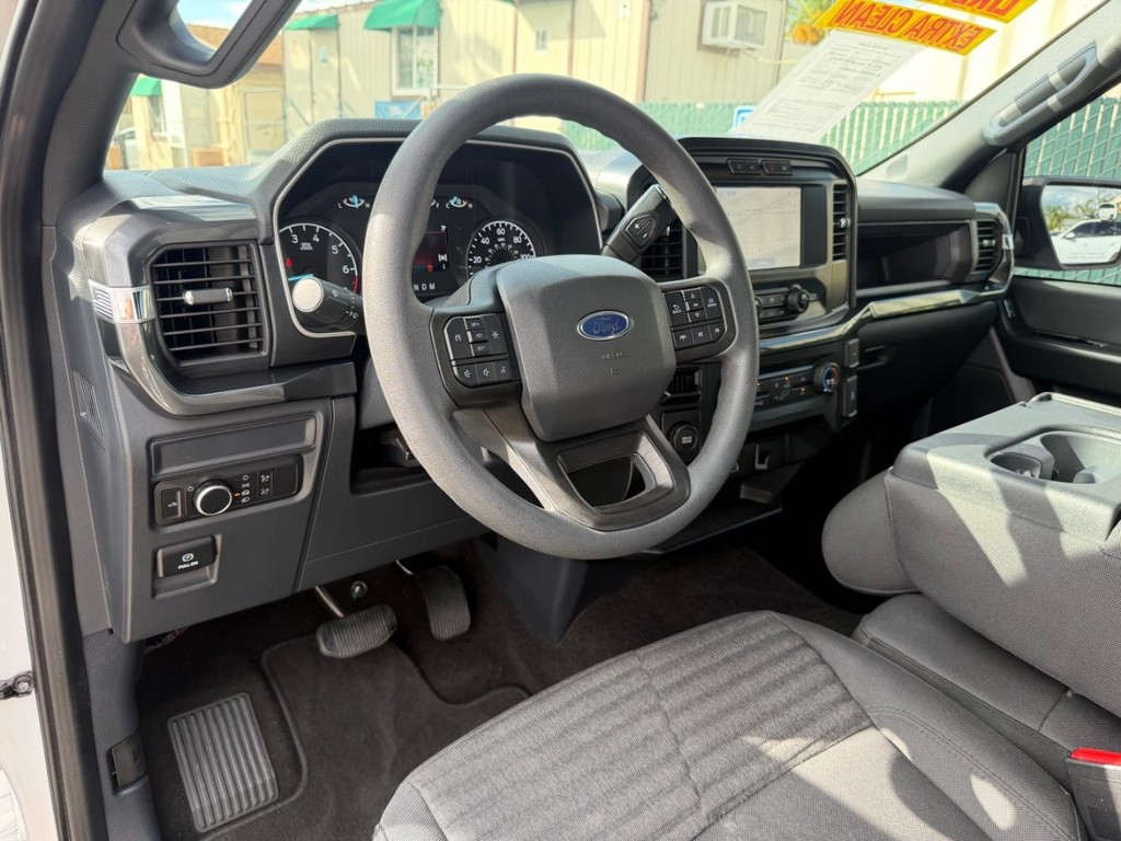 Ford F-150 Vehicle Full-screen Gallery Image 16