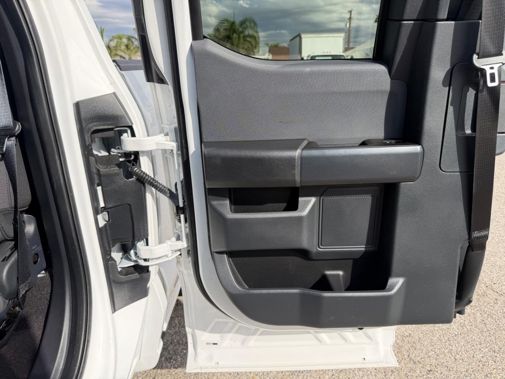 Ford F-150 Vehicle Full-screen Gallery Image 19