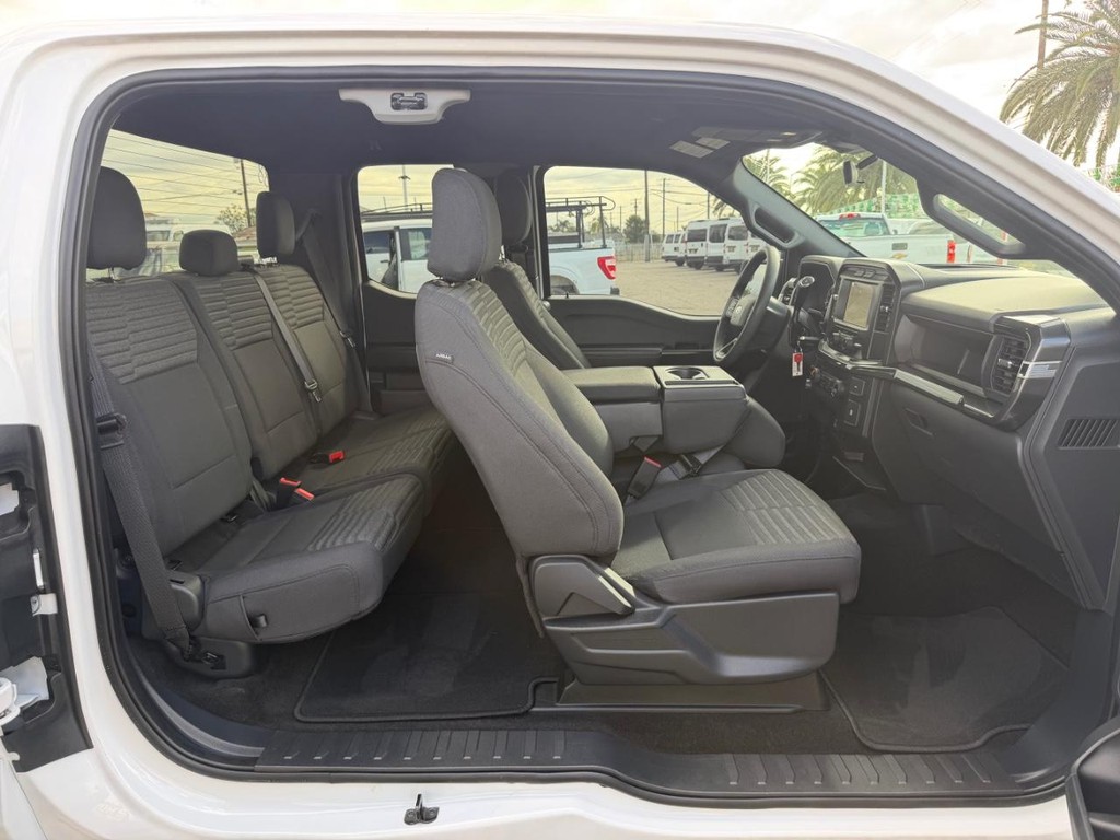 Ford F-150 Vehicle Full-screen Gallery Image 24