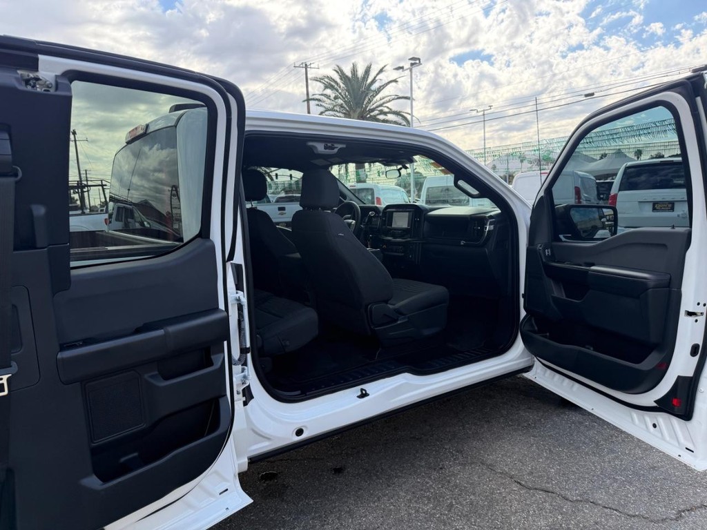 Ford F-150 Vehicle Full-screen Gallery Image 28