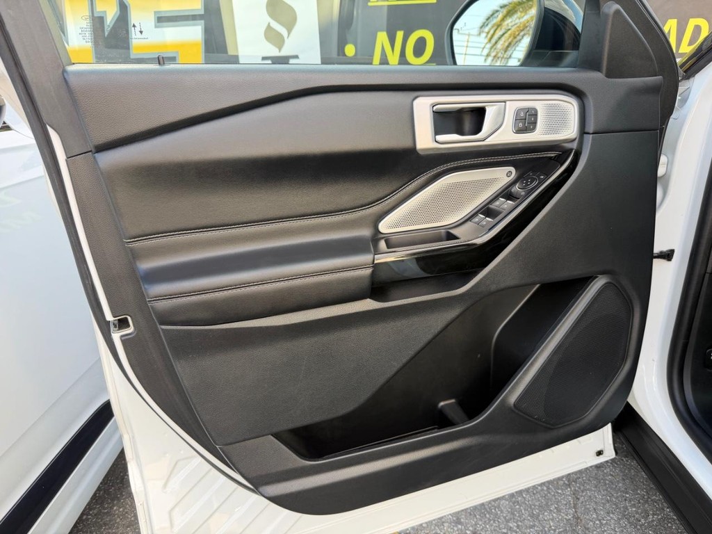 Ford Explorer Vehicle Full-screen Gallery Image 15