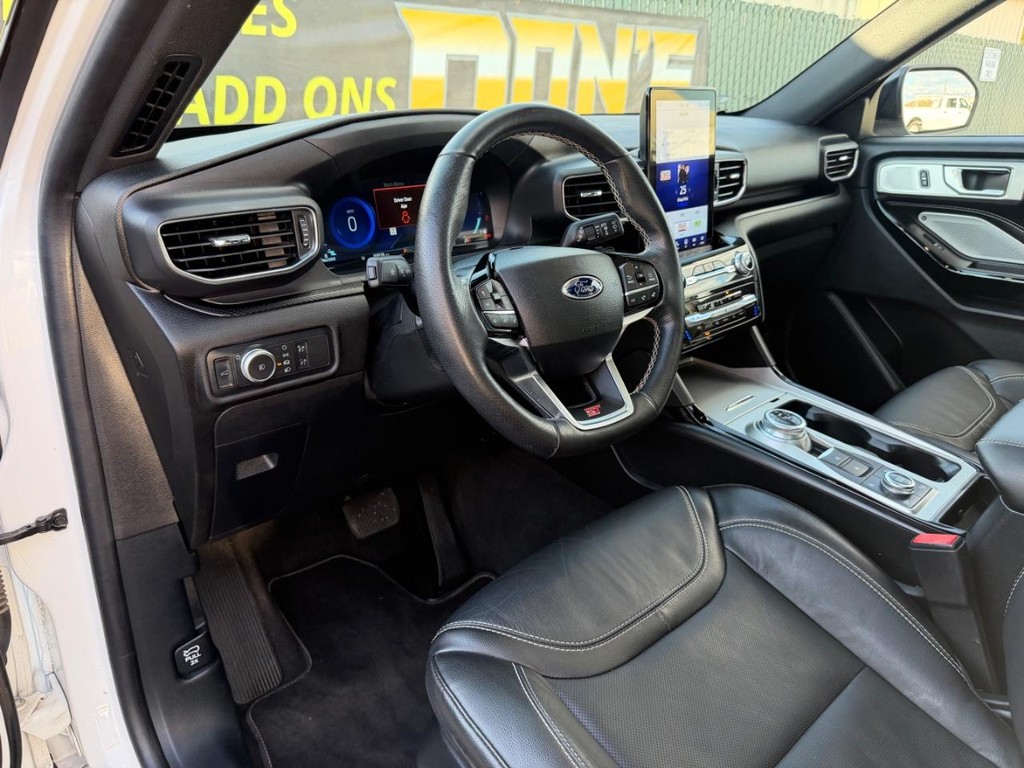 Ford Explorer Vehicle Full-screen Gallery Image 16