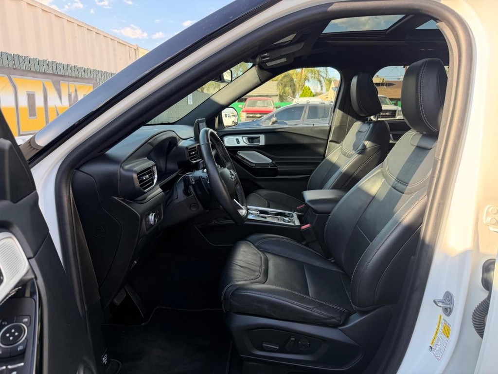 Ford Explorer Vehicle Full-screen Gallery Image 17