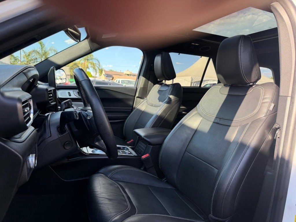 Ford Explorer Vehicle Full-screen Gallery Image 18