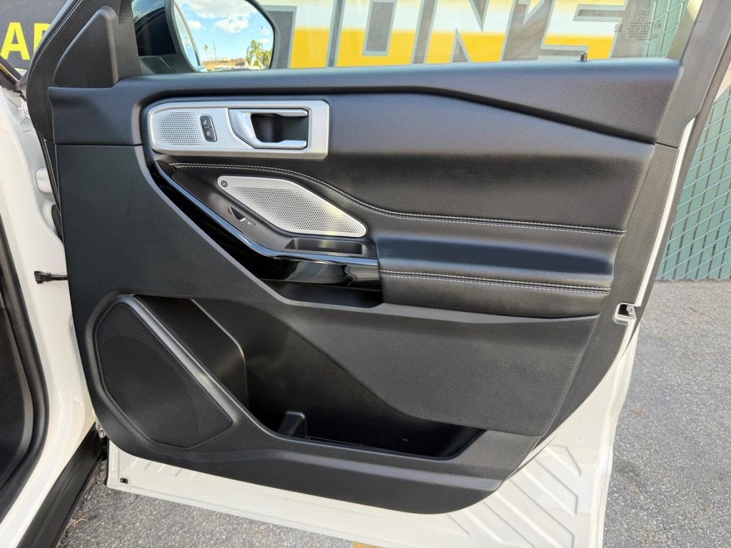 Ford Explorer Vehicle Full-screen Gallery Image 19
