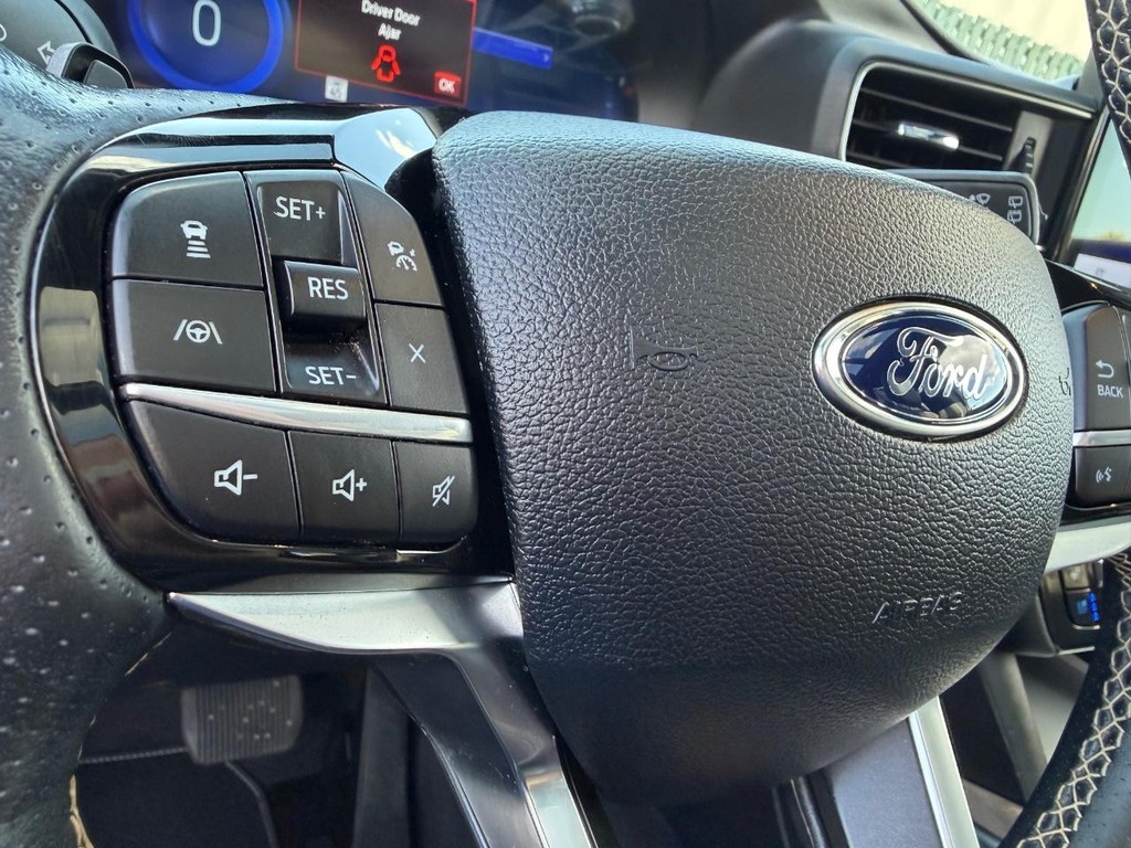 Ford Explorer Vehicle Full-screen Gallery Image 28