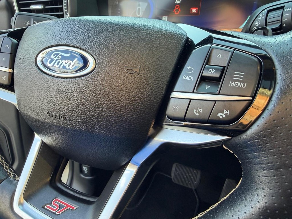 Ford Explorer Vehicle Full-screen Gallery Image 29