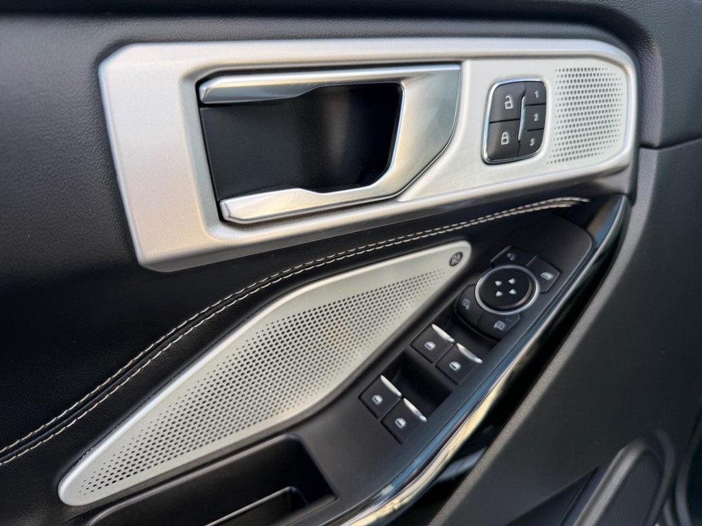 Ford Explorer Vehicle Full-screen Gallery Image 30