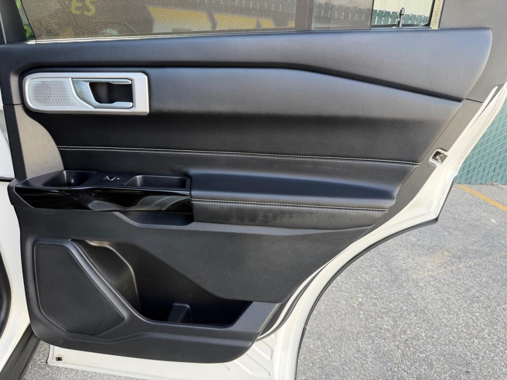 Ford Explorer Vehicle Full-screen Gallery Image 39